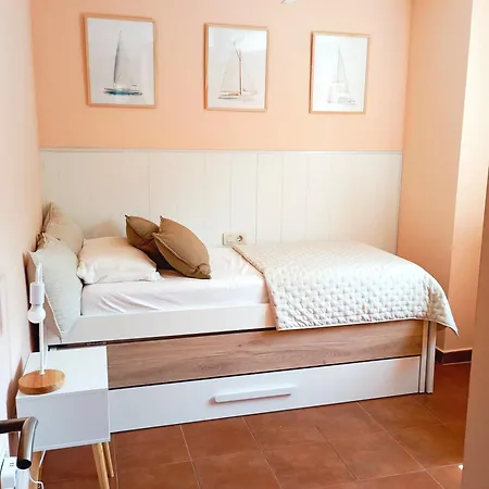 Casa Di Cotro Bajo Con Gran Jardin Apartment *