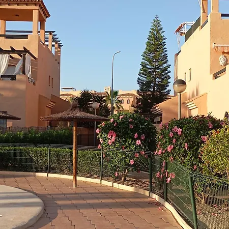 Casa Di Cotro Bajo Con Gran Jardin Vera